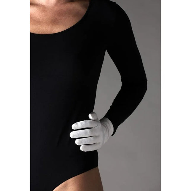 Witte Oroblu kousenhandschoen OR1800000, gedragen bij een zwarte bodysuit met lange mouwen. - Jambelles