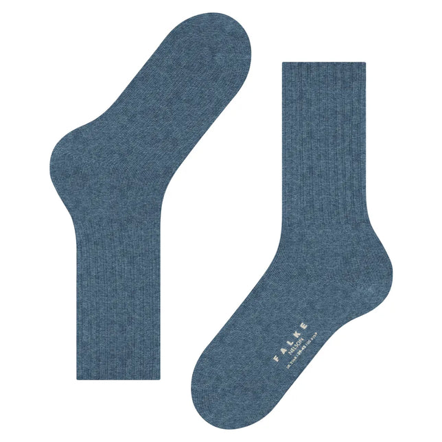 Paar Falke Nelson 14497 herensokken in gemêleerd blauw, met fijn ribbreisel en witte merkopdruk onder de voet. - Jambelles