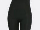 Achteraanzicht van zwarte Spanx Thinstincts 2.0 lange slip met hoge taille en pijpen tot halverwege de dij. - Jambelles