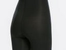 Achteraanzicht van zwarte Spanx Thinstincts 2.0 lange slip met hoge taille en pijpen tot halverwege de dij. - Jambelles