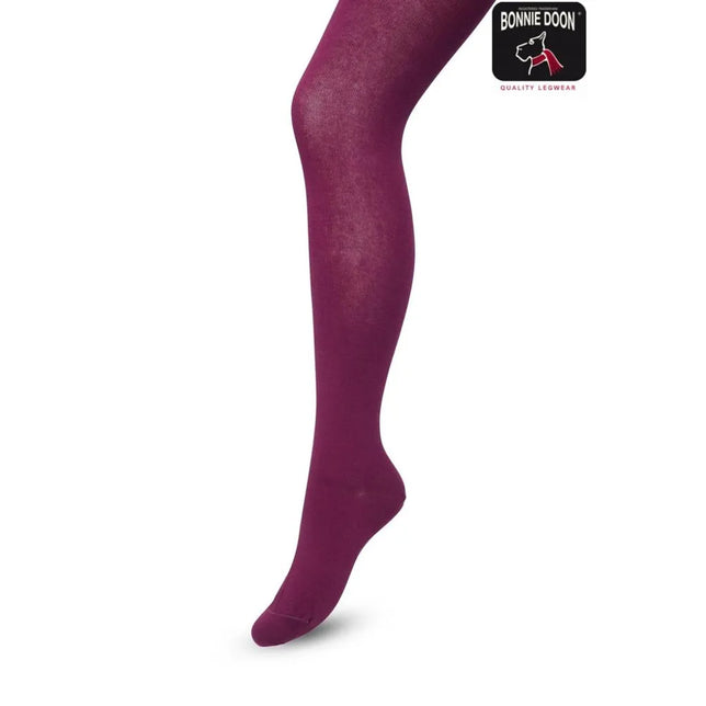 Bonnie Doon damesmaillot Bio Cotton Tights BP051900 in effen bordeauxpaars, gedragen aan een been. - Jambelles