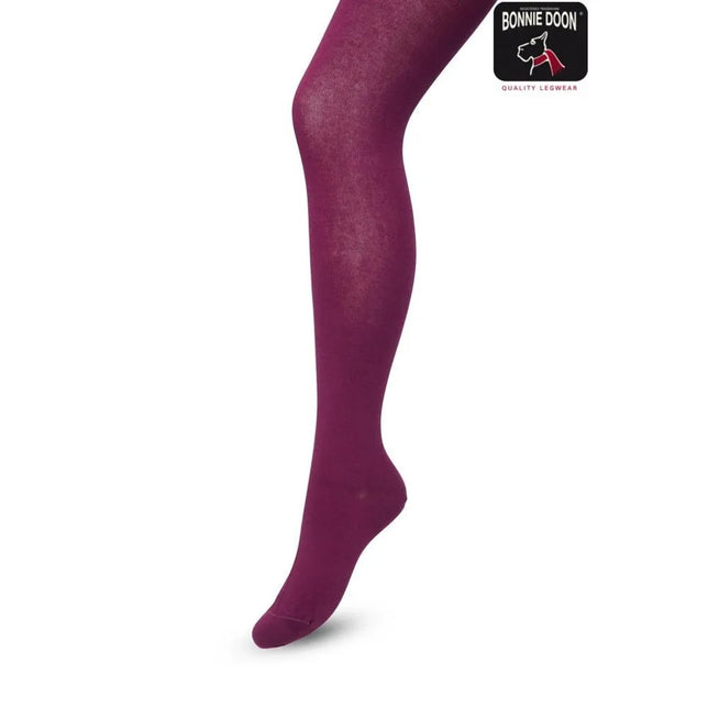 Bonnie Doon damesmaillot Bio Cotton BP051900 in effen donkerpaars, ondoorzichtig en gedragen aan één been. - Jambelles