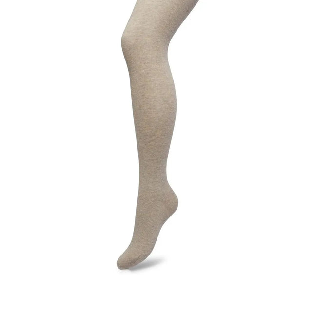 Bonnie Doon damesmaillot van biokatoen in gemêleerd beige, getoond aan één gebogen been tegen een witte achtergrond. - Jambelles