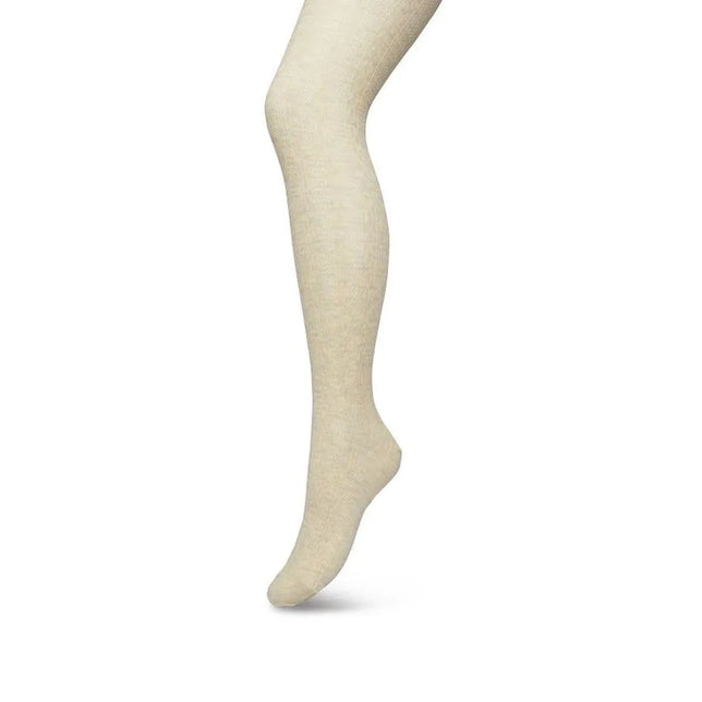 Bonnie Doon damesmaillot Bio Cotton Tights BP051900 in ecru met fijne gemêleerde structuur, gedragen aan één been. - Jambelles