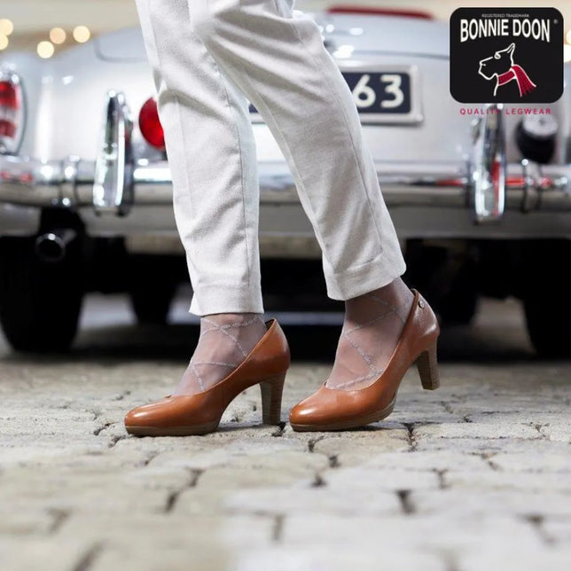 Bonnie Doon dames panty kniekousen in lichtgrijs met subtiel ruitpatroon, gedragen in bruine pumps. - Jambelles