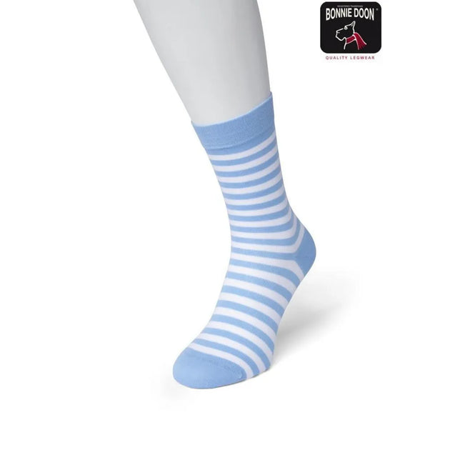 Bonnie Doon Basic Stripe damessok in lichtblauw en wit met horizontale strepen en effen boord, hiel en teen. - Jambelles