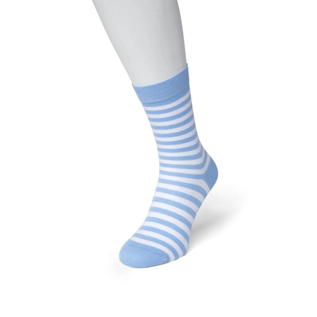 Lichtblauwe Bonnie Doon Basic Stripe damessok BD041101 met witte strepen en effen boord, hiel en teen. - Jambelles
