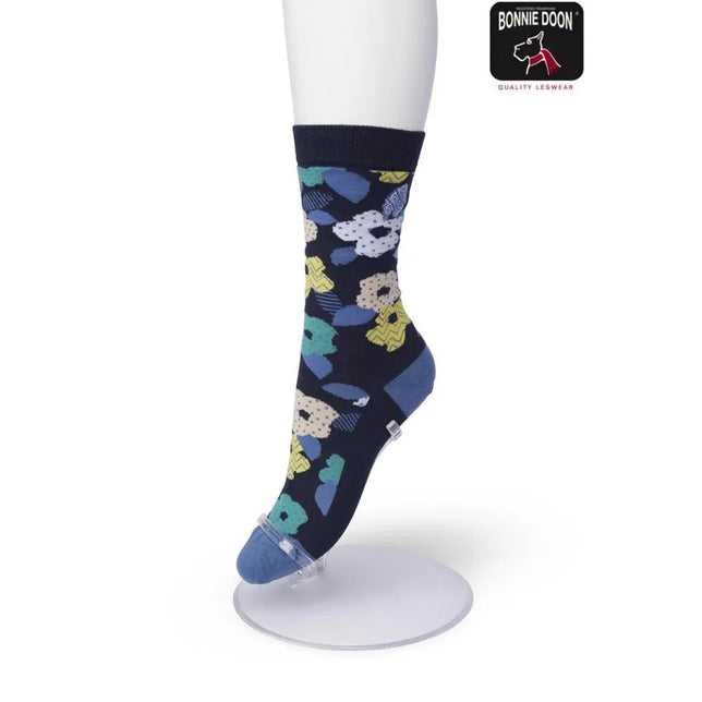 Bonnie Doon dames sok Big Flower in donkerblauw met grote bloemen in blauw, groen, geel en beige. - Jambelles