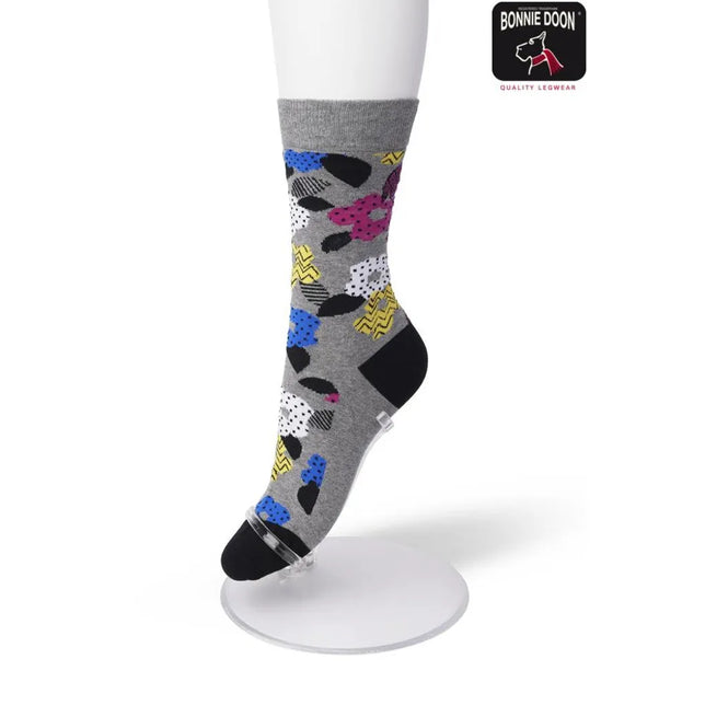Bonnie Doon dames sok Big Flower Sock BP211120 in grijs met kleurrijke bloemen en zwarte teen en hiel. - Jambelles