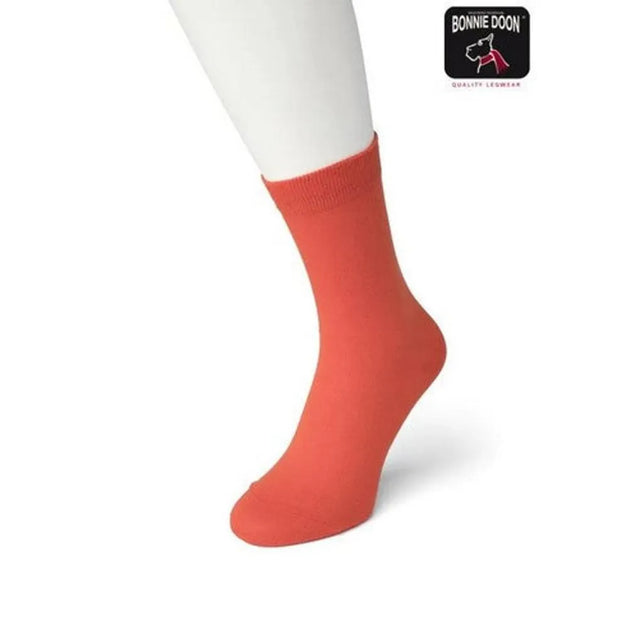 Bonnie Doon dames Bio Cotton Sock BP051100 in koraalrood, effen sok met geribde boord aan een paspopbeen. - Jambelles
