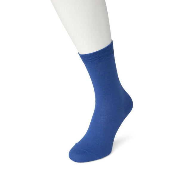 Bonnie Doon dames sok Bio Cotton Sock BP051100 in effen blauw met geribde boord, gedragen aan een paspopbeen. - Jambelles