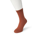 Zwarte Bonnie Doon dames Bio Cotton Sock BP051100, effen uitgevoerd en getoond aan een witte paspopvoet. - Jambelles