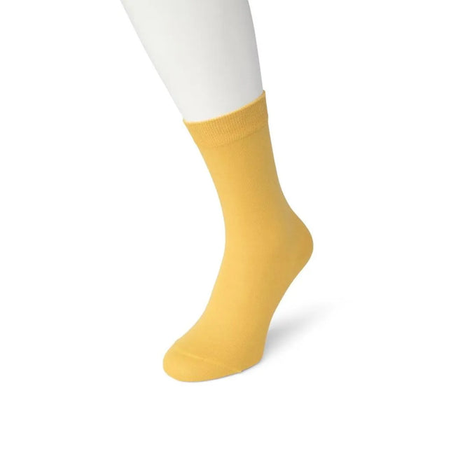 Bonnie Doon dames Bio Cotton Sock BP051100 in effen geel met geribde boord, gedragen op een witte pasvoet. - Jambelles