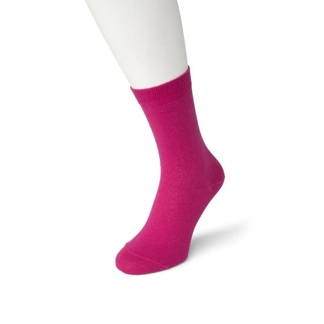 Bonnie Doon Bio Cotton damessok BP051100 in effen fuchsia met geribde boord aan een wit modelbeen. - Jambelles