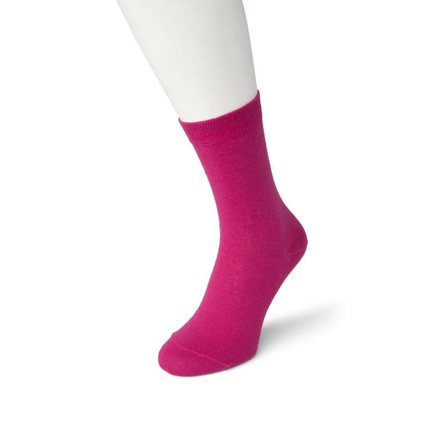 Bonnie Doon Bio Cotton damessok BP051100 in effen fuchsia met geribde boord, gedragen op een witte paspopvoet. - Jambelles