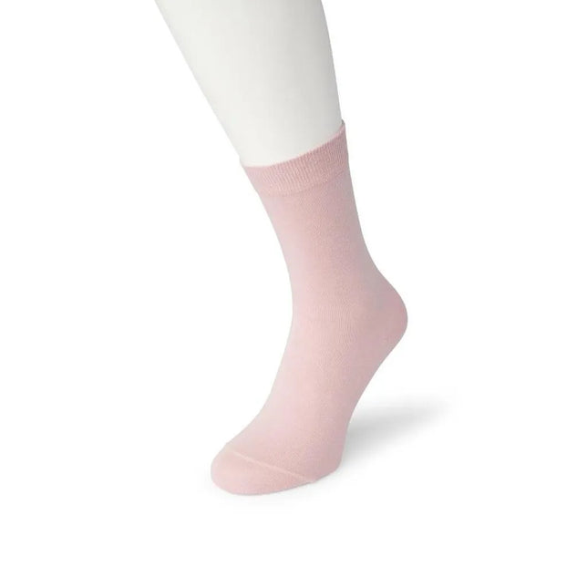 Bonnie Doon Bio Cotton Sock BP051100, effen lichtroze damessok met geribde boord aan een mannequinvoet. - Jambelles