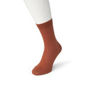 Zwarte Bonnie Doon dames Bio Cotton Sock BP051100, effen uitgevoerd en getoond aan een witte paspopvoet. - Jambelles