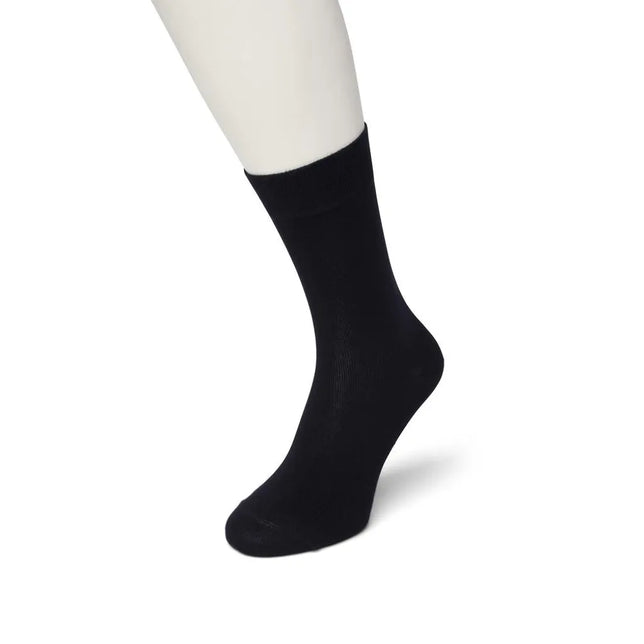 Bonnie Doon dames Bio Cotton Sock BP051100 in zwart, effen sok met brede boord op een mannequinvoet. - Jambelles