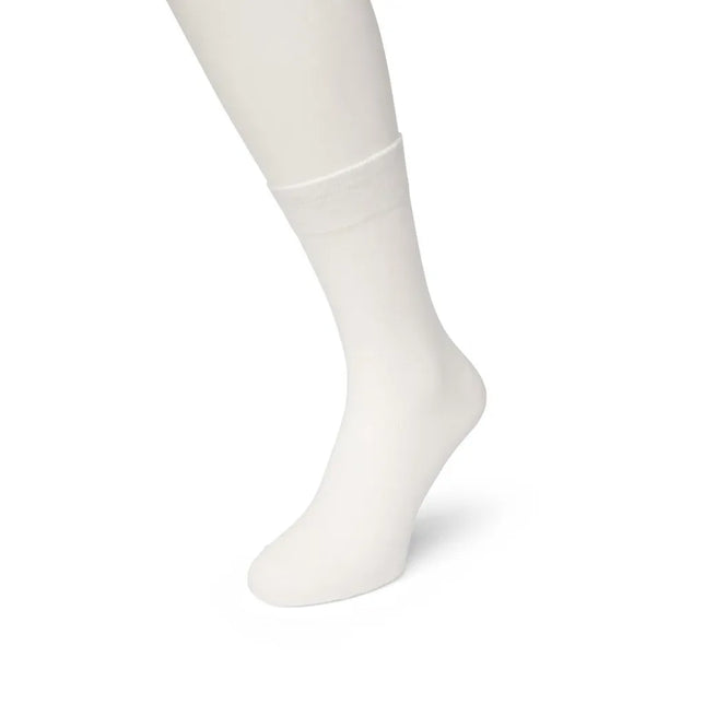 Bonnie Doon dames Bio Cotton Sock BP051100 in wit, effen sok met brede boord aan een mannequinvoet. - Jambelles
