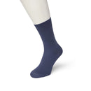 Zwarte Bonnie Doon dames Bio Cotton Sock BP051100, effen uitgevoerd en getoond aan een witte paspopvoet. - Jambelles