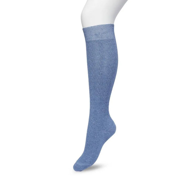 Blauwe Bonnie Doon dameskniekous Classic Cable Knee High BP211507 met subtiel kabelpatroon en geribde boord. - Jambelles