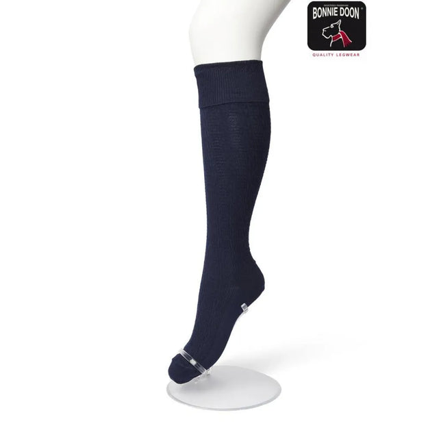 Donkerblauwe Bonnie Doon dameskniekous Classic Cable BP211507 met kabelpatroon en brede geribde boord. - Jambelles