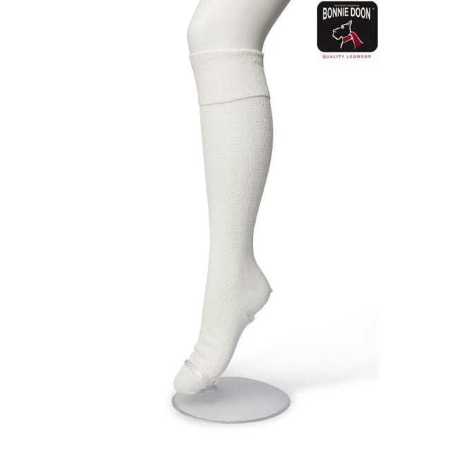Witte Bonnie Doon dameskniekous Classic Cable met kabelpatroon en brede omslagboord op een mannequinbeen. - Jambelles