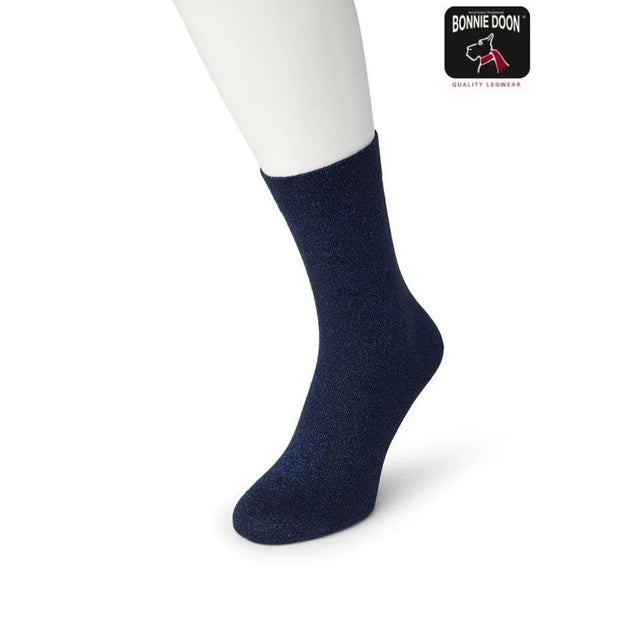 Bonnie Doon Cotton Sparkle damessok in donkerblauw met subtiele glans, gedragen op een witte mannequinvoet. - Jambelles