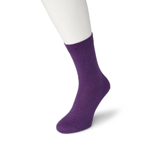 Paarse Bonnie Doon Cotton Sparkle damessok BP051138 met subtiele glans, gedragen op een witte mannequinvoet. - Jambelles