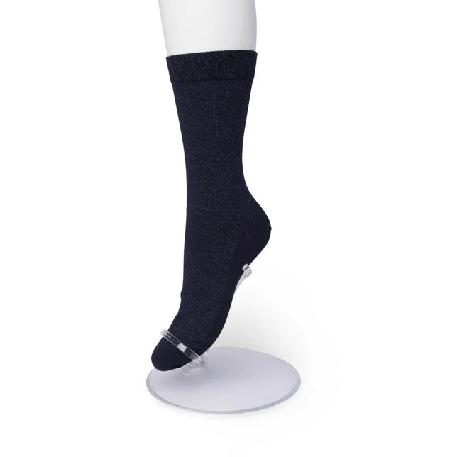 Bonnie Doon Cotton Sparkle damessok in donkerblauw met subtiele glans en brede boord op een paspopbeen - Jambelles