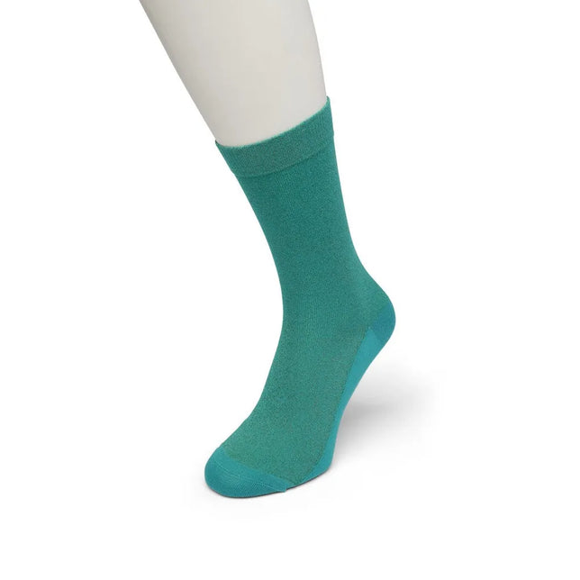 Turquoise Bonnie Doon Cotton Sparkle damessok met subtiele glans, effen ontwerp en geribde boord aan een mannequinvoet - Jambelles