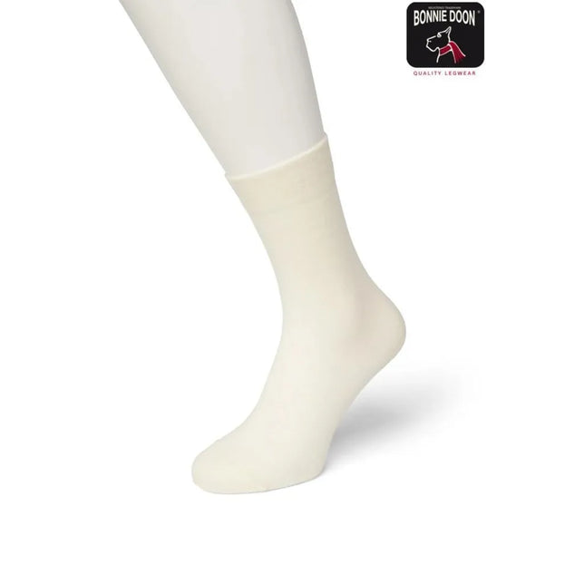 Bonnie Doon dames wol-katoenen sok BD631402 in gebroken wit, effen uitgevoerd met gladde boord. - Jambelles