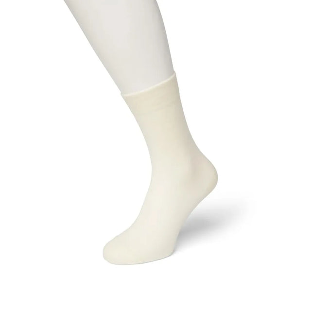 Bonnie Doon dames wol-katoenen sok BD631402 in effen crème met gladde boord, gedragen op een mannequinvoet - Jambelles