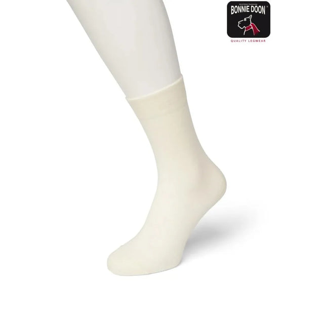 Bonnie Doon dames wol-katoenen sok BD631402 in effen gebroken wit, gedragen op een mannequinbeen. - Jambelles