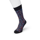 Bonnie Doon dames sok Zigzag Sock BP212109 in donkerblauw met rood-blauw-wit zigzagpatroon en effen boord, hiel en teen. - Jambelles