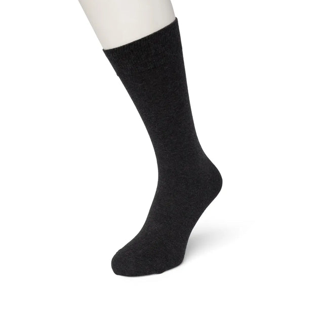 Bonnie Doon Cotton Sock BD 632401, effen donkergrijze herensok met geribde boord aan een mannequinvoet. - Jambelles