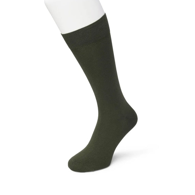 Bonnie Doon Cotton Sock BD 632401 herensok in effen donkergroen met brede boord, op een witte mannequinvoet. - Jambelles