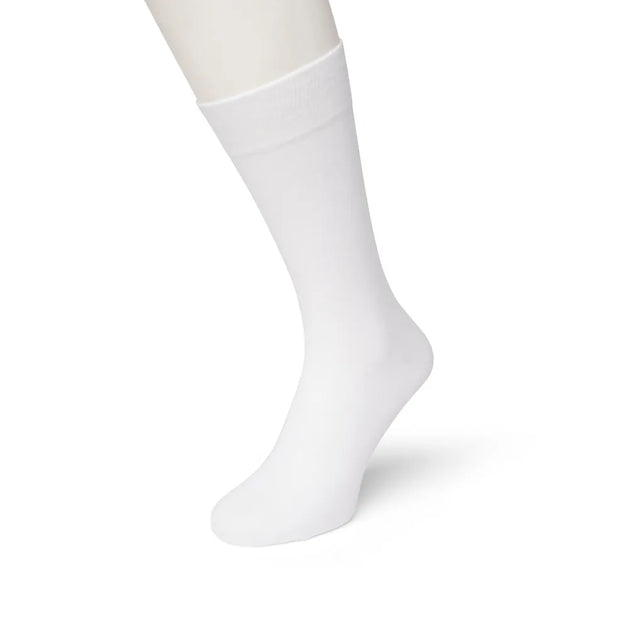 Witte Bonnie Doon Cotton Sock BD 632401 herensok op een mannequinbeen, effen met geribde boord. - Jambelles