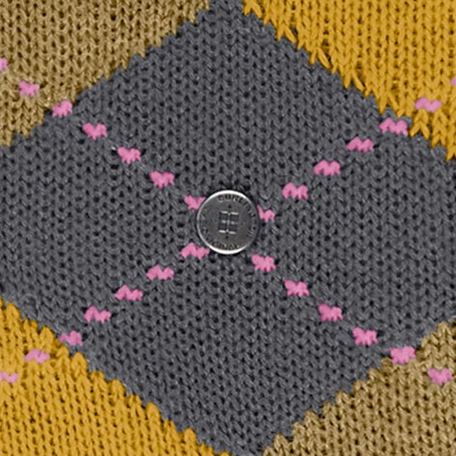 Burlington dameskniekous Whitby KH 22319, grijs met okergele en beige ruiten, roze motiefjes en metalen logoknoop. - Jambelles