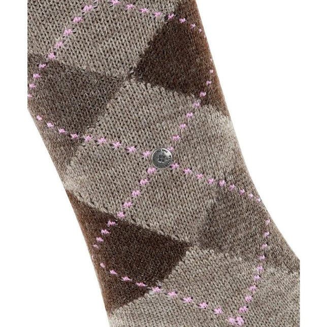 Burlington dameskniekous Whitby KH 22319 in taupe met bruin ruitpatroon, roze stiksels en metalen logoknoop - Jambelles