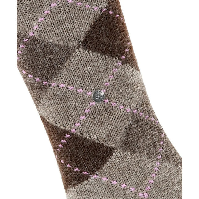 Burlington dameskniekous Whitby KH 22319 in taupe met bruin ruitdessin, roze stiksels en metalen logo. - Jambelles