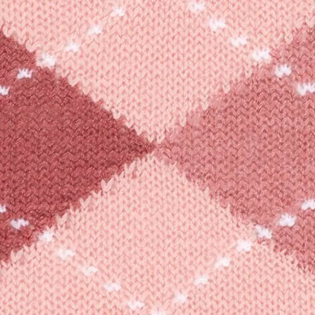 Close-up van Burlington dameskniekousen Whitby KH 22319 in roze met ruitpatroon en witte stippeldetails. - Jambelles