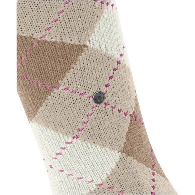 Burlington dameskniekous Whitby KH 22319 in beige, taupe en crème met ruitpatroon, roze steken en metalen logo. - Jambelles
