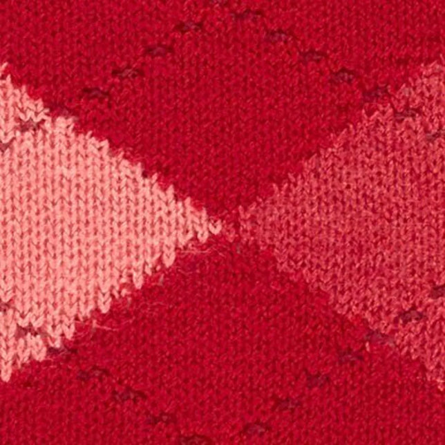 Close-up van Burlington dameskniekousen Whitby KH 22319 in rood met roze ruitpatroon. - Jambelles