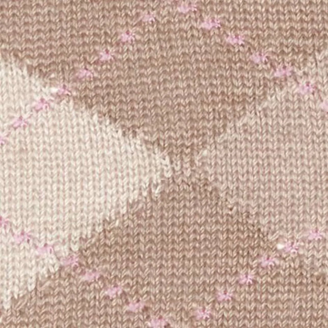 Burlington dameskniekousen Whitby KH 22319 in beige, met crèmekleurig ruitpatroon en roze stippellijnen. - Jambelles