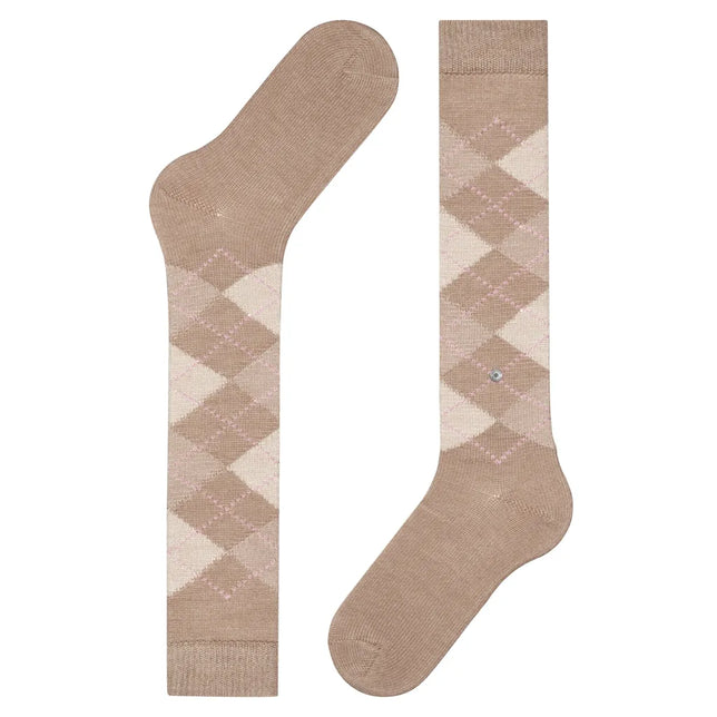 Paar beige Burlington dameskniekousen Whitby KH 22319 met crème ruitpatroon, roze stippellijnen en logoknoopje - Jambelles