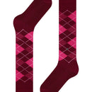 Burlington dameskniekous Whitby 22319 in bordeauxrood en roze met ruitpatroon en metalen logo-embleem - Jambelles