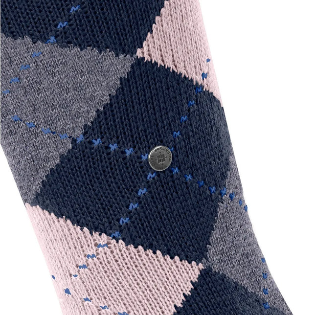 Burlington dameskniekous Whitby 22319 in marineblauw met grijs-roze ruiten, blauwe spikkels en metalen logo. - Jambelles