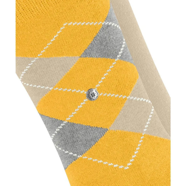 Close-up van Burlington E.day Mix damessok in geel met beige-grijze ruiten, witte stiksels en metalen logoknoop. - Jambelles