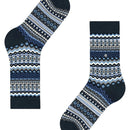 Burlington dames sok Fair Isle 27210 in donkerblauw met grijs-wit geometrisch breipatroon en metalen logo. - Jambelles